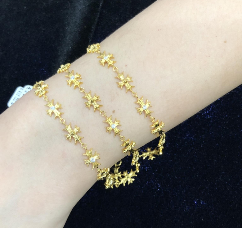 LẮC TAY THÁNH GIÁ